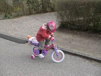 02.04.2008 - Jeg cykler en del udenfor vores hus.