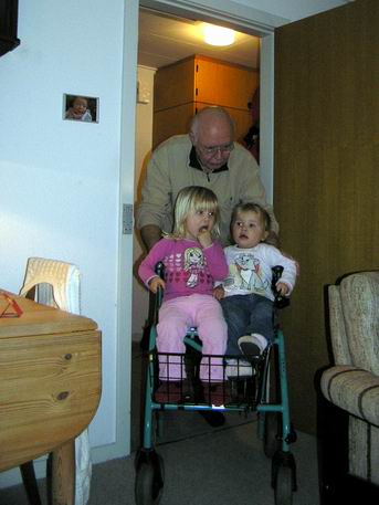 01.12.2007 - Morfar kører racerkørsel med Natasha og jeg hjemme hos olde.