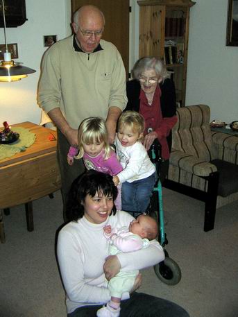 01.12.2007 - Oldemor, morfar, mor, Natasha, Mikaela og jeg.
