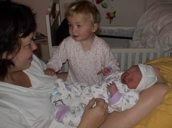 16.10.2007 - Den første morgen, hvor mine storesøstre hilser på mig.