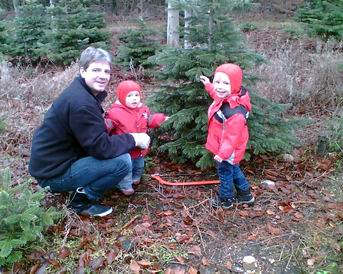 15.12.2007 - Vi er ude i en skov (hos en bondefamilie) og finde et juletræ.