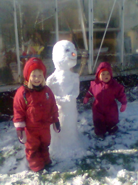 24.03.2008 - Her i påsken kom der endelig sne, så vi skyndte os at lave en snemand.