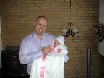 03.12.2006 - Gudfar Claus er ved at lære at holde mig korrekt, før vi tager til min barnedåb i kirken.