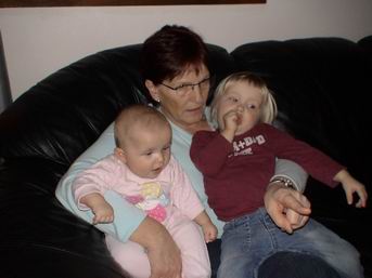 23.12.2006 - Vi sidder med omma og ser børne tv.